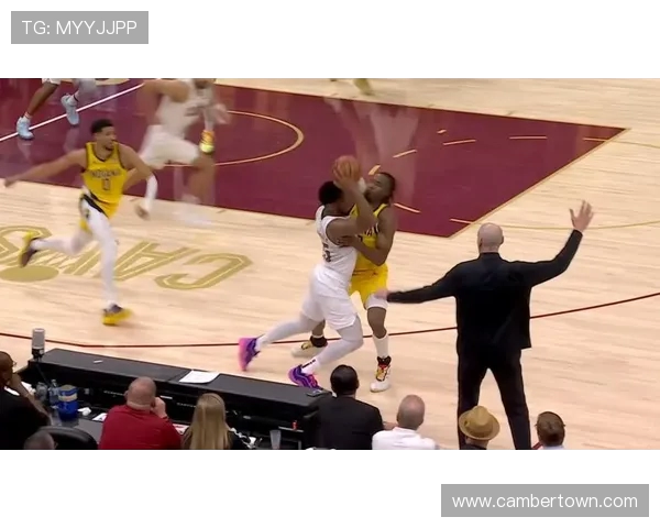 球员以球砸裁判并戏耍抢断挑衅吹扬嘲弄终被驱逐